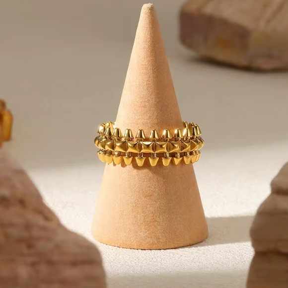 Elegant Gold and Silver Spike Rings

Ask for color - Picture 3 of 7